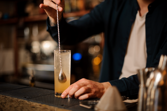 Domina el Uso de la Cuchara de Coctelería con Gin Elemental